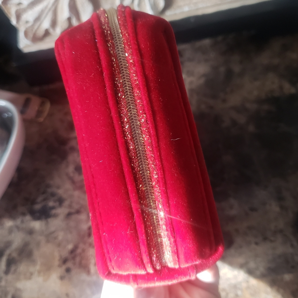NWOT CHANEL Red Velvet makeup bag - Picture 4 of 9